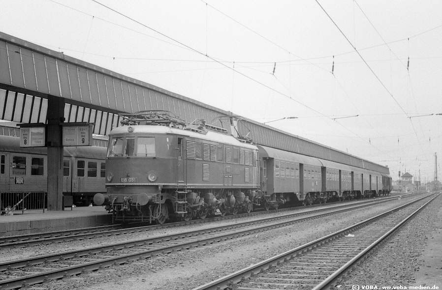 DB-E-18-051-Zug-Nuernberg-Hbf-VB-898-590